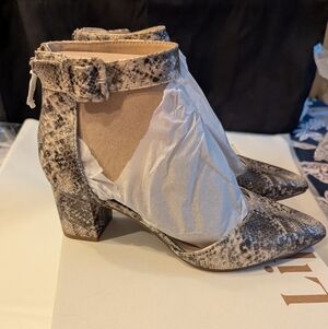 Lifestride Women's 6.5M Admire Taupe Snakeskin Patterned Ankle Strap Heels New